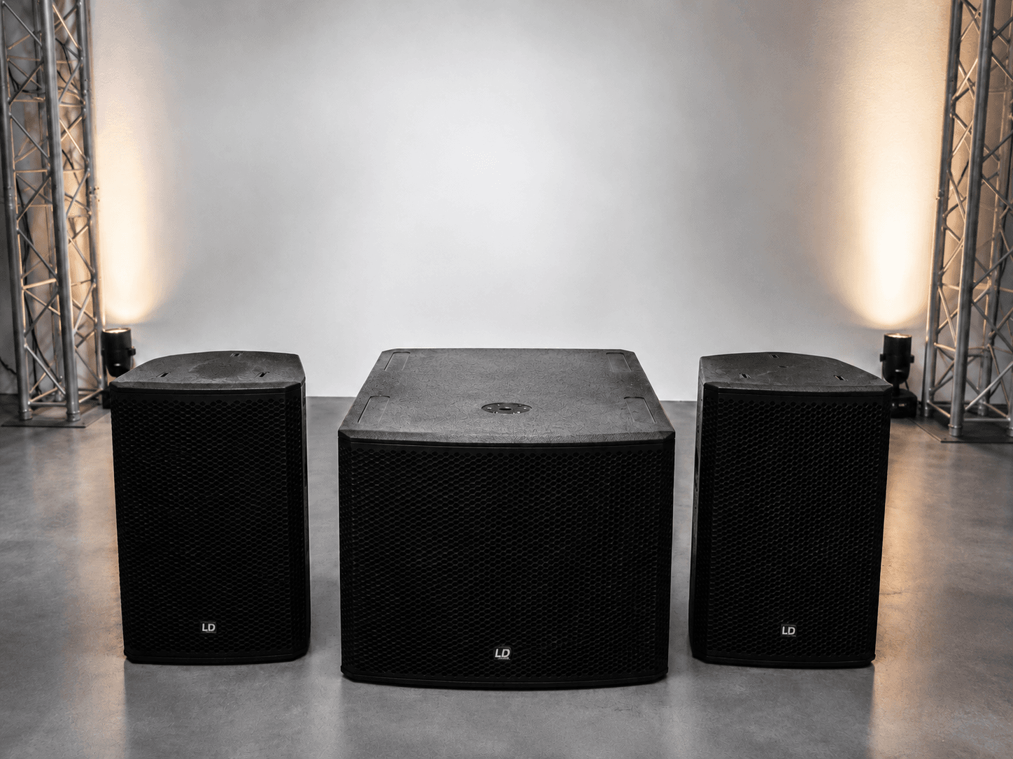 KI-generiertes Symbolbild einer Musikanlage mit zwei Lautsprechern und Subwoofer