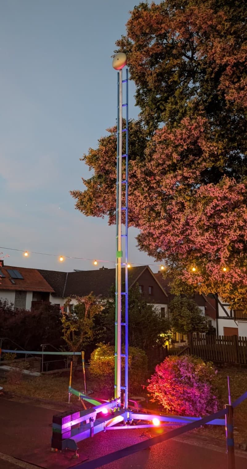 Aufgebauter Hau den Lukas mit Beleuchtung bei einer Veranstaltung