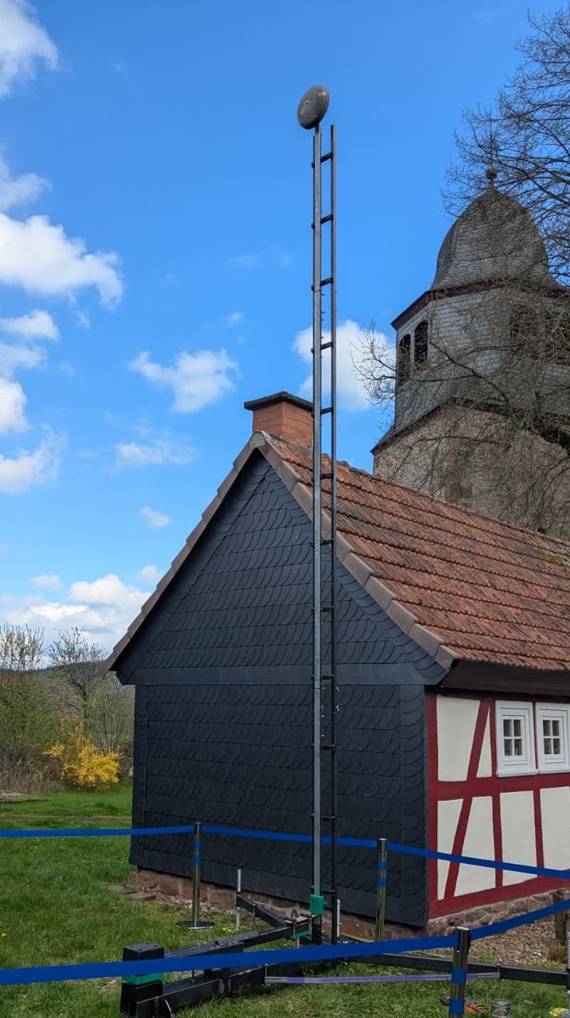 Hau den Lukas aufgebaut vor Fachwerkhaus und Kirche